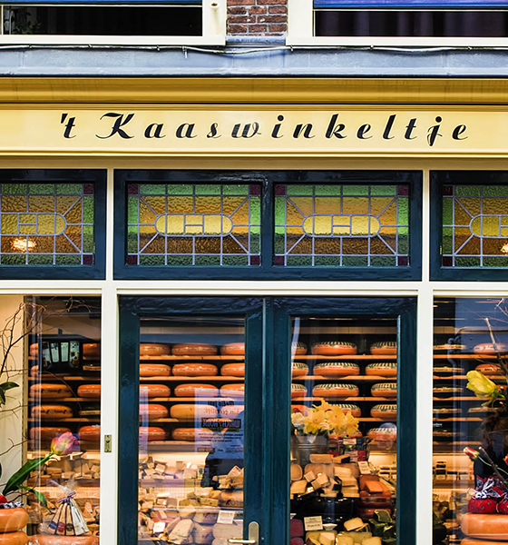 Foto van de voorgevel van een kaaswinkel
