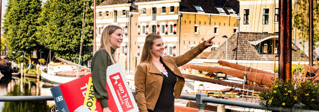 Twee vrouwen in Gouda met een verkocht bord van Van 't Hof